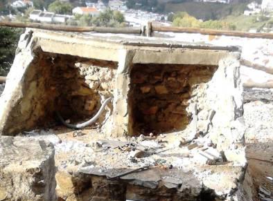 Dos focos del Castillo de Constantina destrozados por actos vandálicos