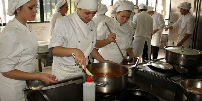 El Ciclo de Cocina del IES San Fernando de Constantina abre al público el restaurante ‘La Laguna’