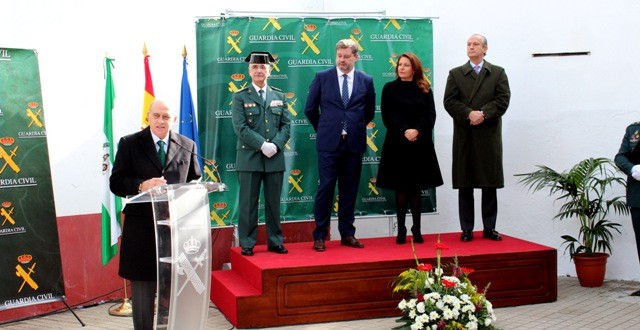 El ministro del Interior coloca la primera piedra del Cuartel de la Guardia Civil de El Pedroso
