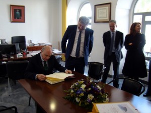 MINISTRO JORGE FDEZ DIAZ.  FIRMANDO LIBRO VISITA AYTO. ALCALDE MANUEL MELENDEZ, JOSE MANUEL LARA  GARCIA Y DELEGADA GOBIERNO-1