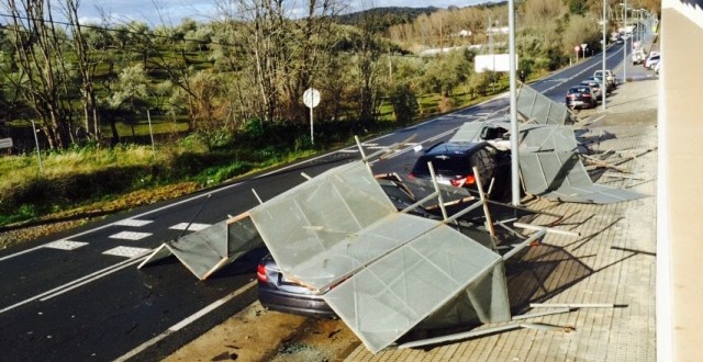 El temporal de viento provoca el desprendimiento de parte de la cubierta del Hospital de Constantina