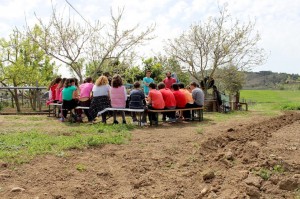 Los miembros de la despensa dan a conocer la huerta. Foto: Pablo Domínguez.