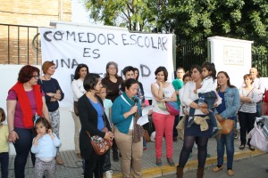 El pasado miércoles, padres y madres del CEIP San José de Calasanz se manifestaron en las puertas del colegio.