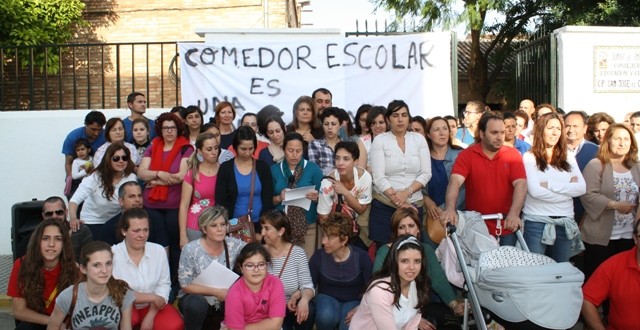 Padres y vecinos de La Puebla de los Infantes se manifiestan para conseguir un comedor escolar