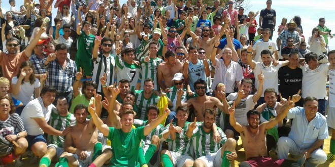Campeones, campeones. El Cazalla campeón de liga jugará el próximo año en Tercera Andaluza.