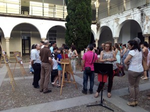 Claustro del IES El Carmen, donde se podían ver las obras ganadoras. Foto: La Plaza.