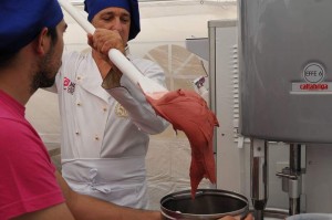 Luciano Boron elabora uno de sus helados.