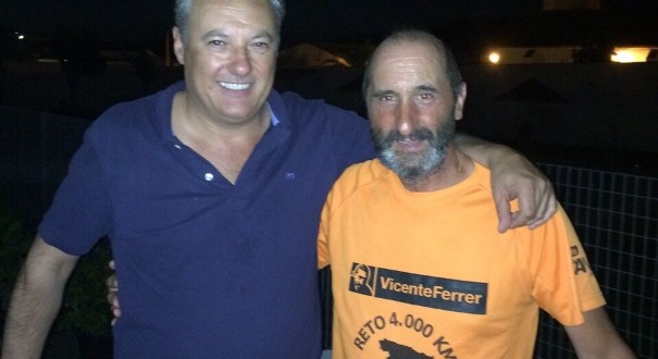 El Real de la Jara acogió a un marchador que andará 4000 km para recaudar fondos a beneficio de la Fundación Vicente Ferrer