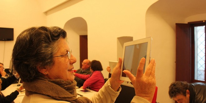 Mayores de la Sierra Norte de Sevilla aprenden a manejar móviles inteligentes y tabletas