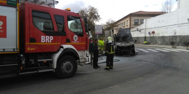 Sofocado el incendio de una furgoneta en Cazalla