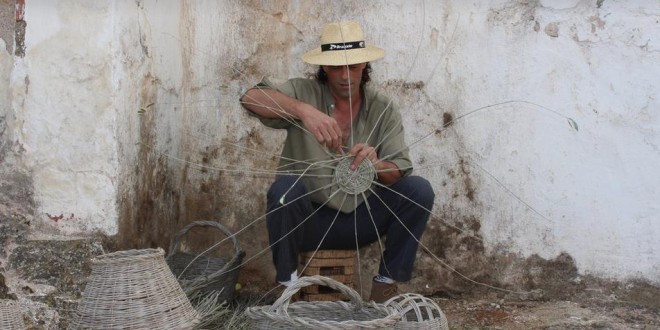 José Vizuete de La Puebla quiere poner en valor la tradición de los canastos de varetas de olivos