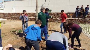 Los jóvenes de Guadalcanal ponen papeleras en el marco de su proyecto