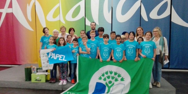 El colegio Virgen del Monte de Cazalla de la Sierra, bandera verde por su implicación ambiental