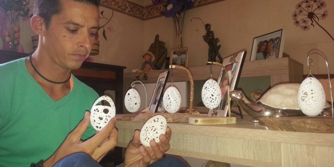 El constantinero Iván Pérez pone de moda las lámparas de cáscaras de huevo