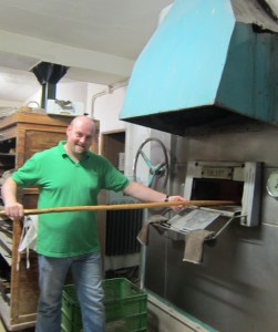 Juan Sánchez nos enseña el horno de leña.