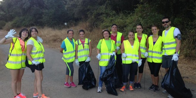 Una patrulla verde de voluntarios mantiene limpios los caminos en Las Navas