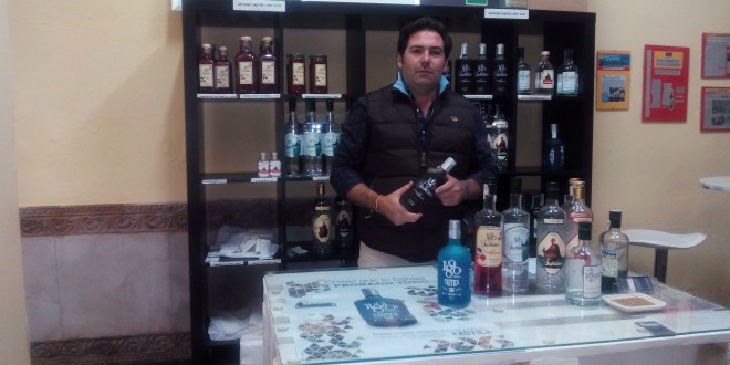 El constantinero Jaime García mantiene la tradición aguardentera e innova con su ginebra