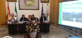Almadén de la Plata acoge la primera escuela de descorche de Andalucía